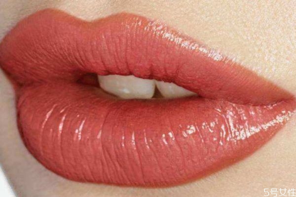 女生涂口紅接吻不尷尬嗎 女生涂口紅接吻怎么辦 女生涂口紅接吻不尷尬嗎 女生涂口紅接吻怎么辦