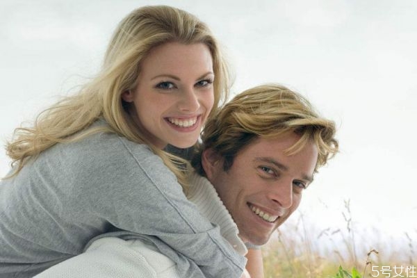 為什么說(shuō)戀愛中女生是白癡 戀愛中女生是白癡嗎