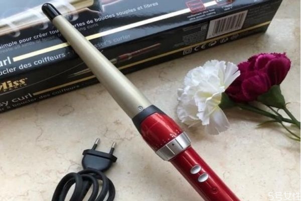 陶瓷卷發(fā)棒會傷頭發(fā)嗎 卷發(fā)棒的正確打開方式 陶瓷卷發(fā)棒會傷頭發(fā)嗎 卷發(fā)棒的正確打開方式