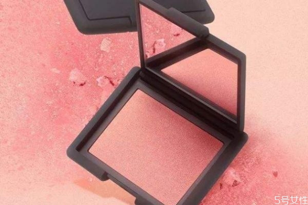 冬天適合什么顏色腮紅 冬季腮紅選這些 冬天適合什么顏色腮紅 冬季腮紅選這些