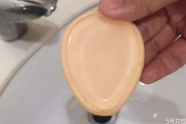 粉撲發(fā)霉的原因 為什么粉撲會(huì)發(fā)霉 粉撲發(fā)霉的原因 為什么粉撲會(huì)發(fā)霉