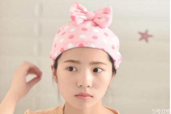 洗完頭發(fā)怎么用毛巾包起來 洗完頭毛巾包頭的方法 洗完頭發(fā)怎么用毛巾包起來 洗完頭毛巾包頭的方法