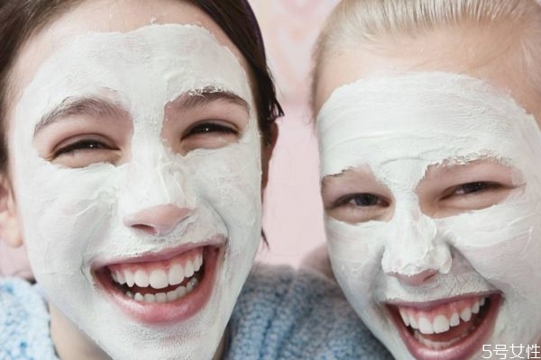 面膜能敷一晚上嗎 面膜敷一晚上的危害 面膜能敷一晚上嗎 面膜敷一晚上的危害