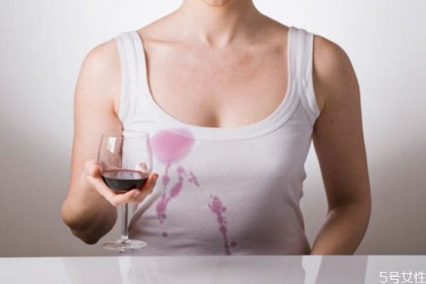 可樂(lè)弄到白衣服上怎么辦 可樂(lè)弄到白衣服上解決的方法 可樂(lè)弄到白衣服上怎么辦 可樂(lè)弄到白衣服上解決的方法