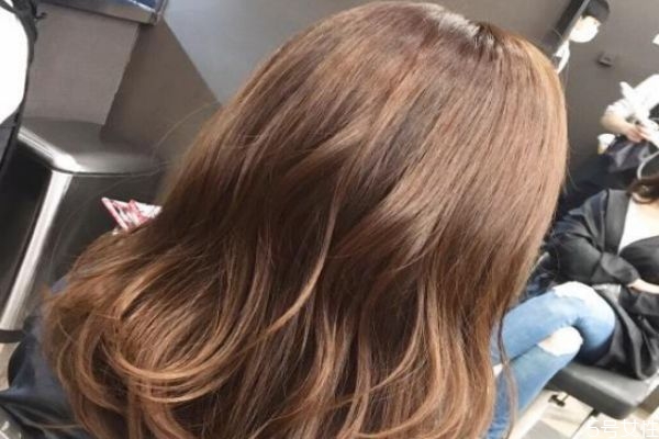 染發(fā)爆頂是什么意思 染發(fā)爆頂多洗會自然嗎 染發(fā)爆頂是什么意思 染發(fā)爆頂多洗會自然嗎