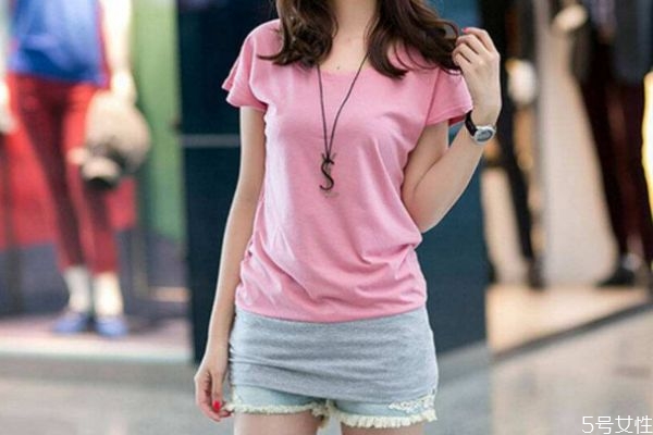 粉色短袖應(yīng)該怎么搭配 粉色短袖的搭配方法 粉色短袖應(yīng)該怎么搭配 粉色短袖的搭配方法