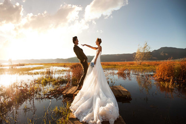 手臂粗適合穿什么婚紗 手臂粗選什么樣的婚紗 手臂粗適合穿什么婚紗 手臂粗選什么樣的婚紗