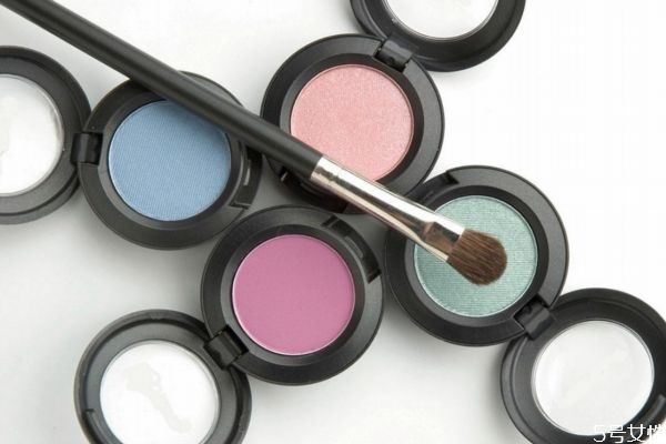 眼影里面含重金屬成分嗎 眼影質量不好的危害