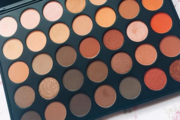 眼影里面含重金屬成分嗎 眼影質量不好的危害