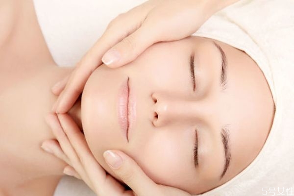 臉上突然起皮怎么回事 臉上太干起皮怎么辦 臉上突然起皮怎么回事 臉上太干起皮怎么辦