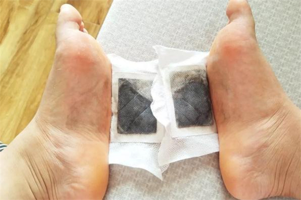 足貼對(duì)月經(jīng)有影響嗎 貼足貼月經(jīng)會(huì)推遲嗎 足貼對(duì)月經(jīng)有影響嗎 貼足貼月經(jīng)會(huì)推遲嗎