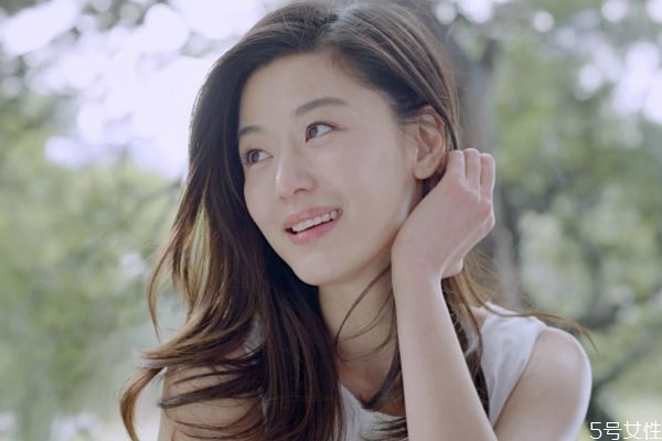 臉上突然起皮怎么回事 臉上太干起皮怎么辦 臉上突然起皮怎么回事 臉上太干起皮怎么辦