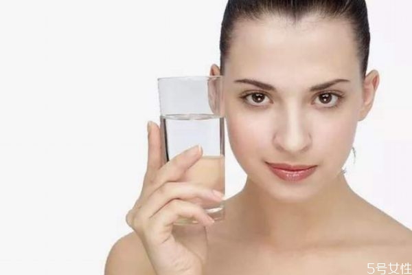 臉上突然起皮怎么回事 臉上太干起皮怎么辦 臉上突然起皮怎么回事 臉上太干起皮怎么辦