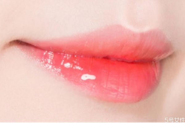 唇彩和唇膏有什么區(qū)別 唇彩和唇膏哪個持久