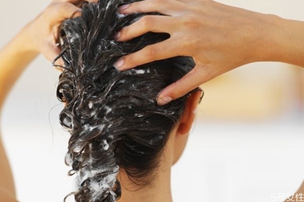 護發(fā)素和洗發(fā)水的使用順序 護發(fā)素和發(fā)膜先后順序 護發(fā)素和洗發(fā)水的使用順序 護發(fā)素和發(fā)膜先后順序