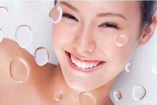 皮膚出油是因為缺水嗎 皮膚油需要補(bǔ)水嗎