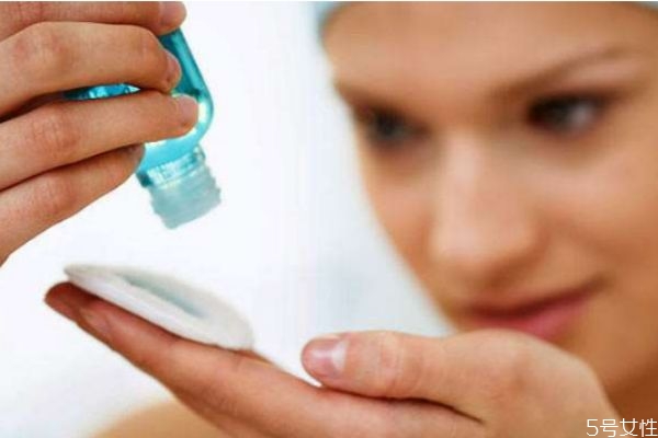 皮膚出油是因為缺水嗎 皮膚油需要補(bǔ)水嗎