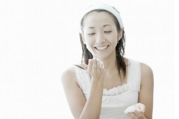 用了去角質(zhì)還需不需要用洗面奶 去角質(zhì)跟洗面奶哪個先用 用了去角質(zhì)還需不需要用洗面奶 去角質(zhì)跟洗面奶哪個先用