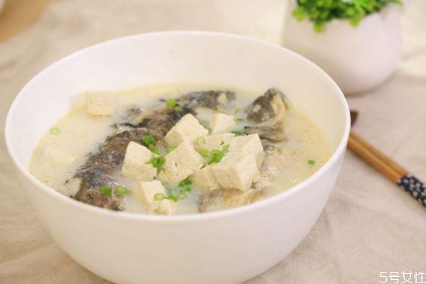 鯽魚(yú)豆腐湯怎么做好吃 鯽魚(yú)豆腐湯的美味做法