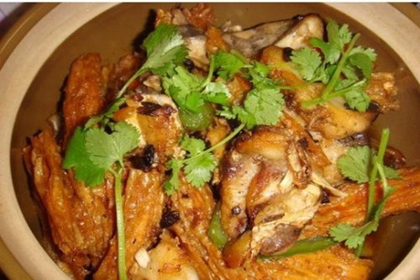 魚腩煲怎么做 魚腩煲的正確做法 魚腩煲怎么做 魚腩煲的正確做法