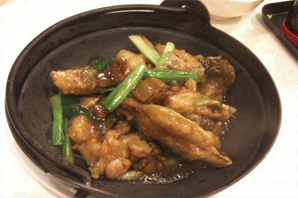 魚腩煲怎么做 魚腩煲的正確做法 魚腩煲怎么做 魚腩煲的正確做法