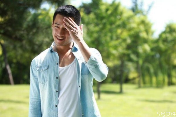 悶騷男喜歡你的表現(xiàn) 怎么分辨悶騷男是不是喜歡你 悶騷男喜歡你的表現(xiàn) 怎么分辨悶騷男是不是喜歡你