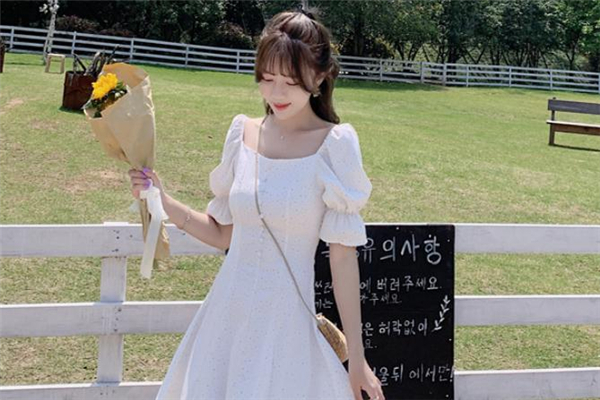 穿小白裙配什么發(fā)型好看 小白裙適合什么發(fā)型 穿小白裙配什么發(fā)型好看 小白裙適合什么發(fā)型