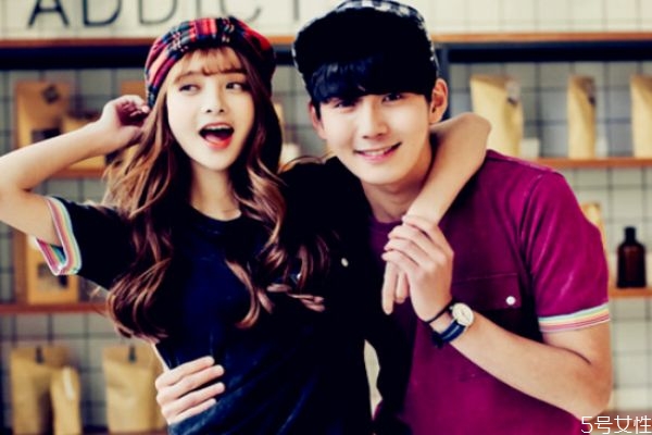 跟男朋友聊天很尷尬怎么辦 避免冷場(chǎng)尷尬的小技巧