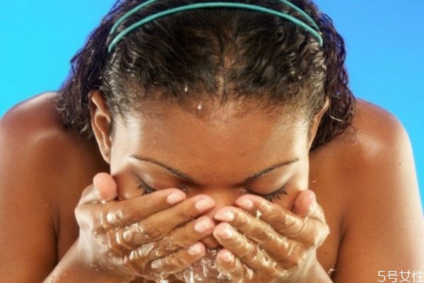 鼻子愛出油怎么處理 鼻子出油多怎么改善 鼻子愛出油怎么處理 鼻子出油多怎么改善