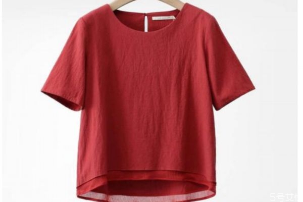 磚紅色衣服應該配什么褲子 磚紅色衣服怎么搭配好 磚紅色衣服應該配什么褲子 磚紅色衣服怎么搭配好