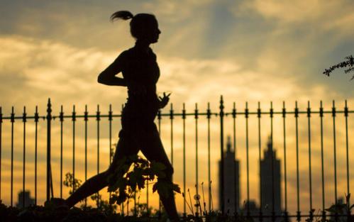 晚上跑步對睡眠有幫助嗎 晚上怎么跑步能促進睡眠 晚上跑步對睡眠有幫助嗎 晚上怎么跑步能促進睡眠
