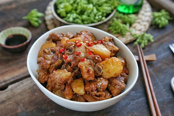 土豆燒排骨怎么做好吃 土豆燒排骨的做法 土豆燒排骨怎么做好吃 土豆燒排骨的做法