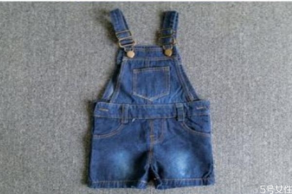 牛仔背帶褲怎么搭配上衣 牛仔背帶褲搭配上衣的方法 牛仔背帶褲怎么搭配上衣 牛仔背帶褲搭配上衣的方法