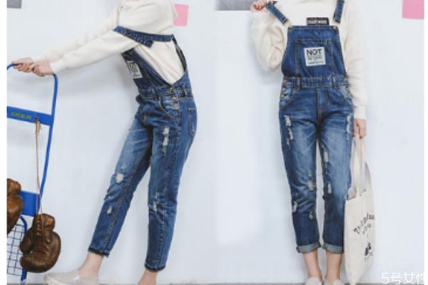 牛仔背帶褲怎么搭配上衣 牛仔背帶褲搭配上衣的方法 牛仔背帶褲怎么搭配上衣 牛仔背帶褲搭配上衣的方法
