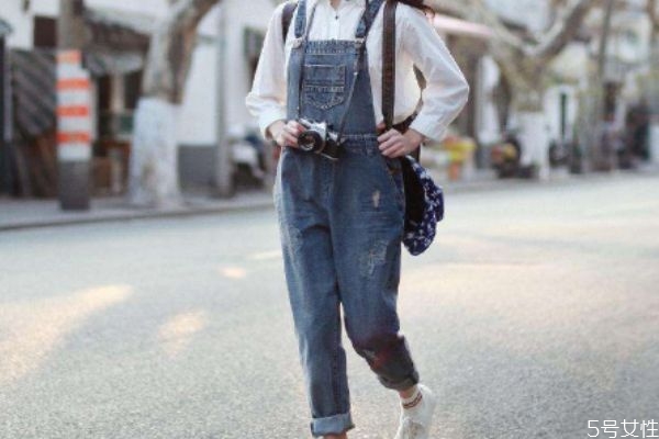 牛仔背帶褲適合什么身材 什么身材適合牛仔背帶褲 牛仔背帶褲適合什么身材 什么身材適合牛仔背帶褲