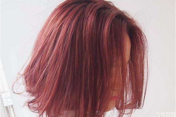 染紅色頭發(fā)顯皮膚白嗎 想要顯白可以染紅色頭發(fā)嗎 染紅色頭發(fā)顯皮膚白嗎 想要顯白可以染紅色頭發(fā)嗎