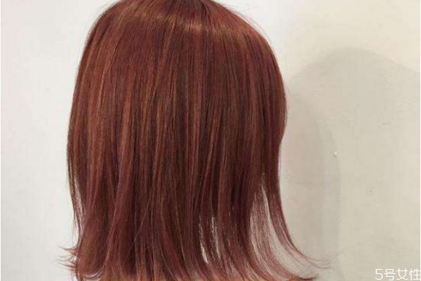 染紅色頭發(fā)顯皮膚白嗎 想要顯白可以染紅色頭發(fā)嗎 染紅色頭發(fā)顯皮膚白嗎 想要顯白可以染紅色頭發(fā)嗎