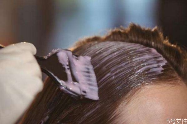 自己染頭發(fā)要注意什么 在家染發(fā)的主要事項