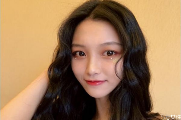 為什么剛燙完頭發(fā)就不卷了 頭發(fā)燙不卷是什么原因 為什么剛燙完頭發(fā)就不卷了 頭發(fā)燙不卷是什么原因