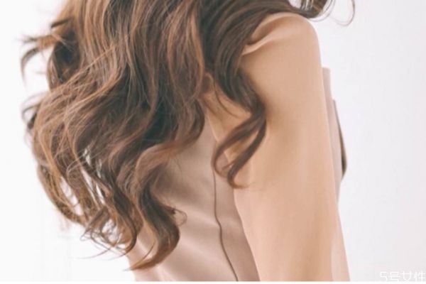 為什么剛燙完頭發(fā)就不卷了 頭發(fā)燙不卷是什么原因 為什么剛燙完頭發(fā)就不卷了 頭發(fā)燙不卷是什么原因