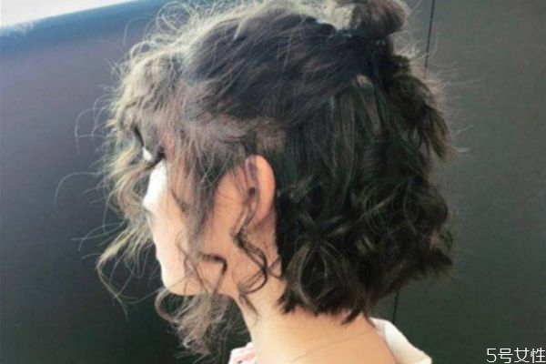 漂過的頭發(fā)能燙羊毛卷嗎 燙羊毛卷有什么要求 漂過的頭發(fā)能燙羊毛卷嗎 燙羊毛卷有什么要求