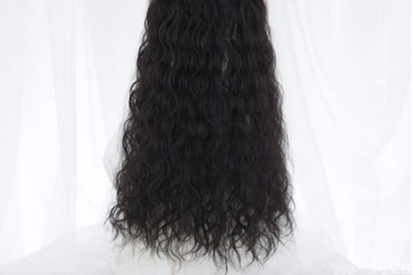 漂過的頭發(fā)能燙羊毛卷嗎 燙羊毛卷有什么要求 漂過的頭發(fā)能燙羊毛卷嗎 燙羊毛卷有什么要求