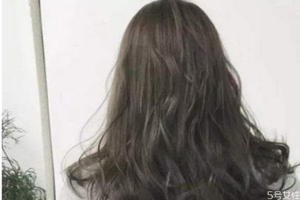 為什么剛燙完頭發(fā)就不卷了 頭發(fā)燙不卷是什么原因 為什么剛燙完頭發(fā)就不卷了 頭發(fā)燙不卷是什么原因