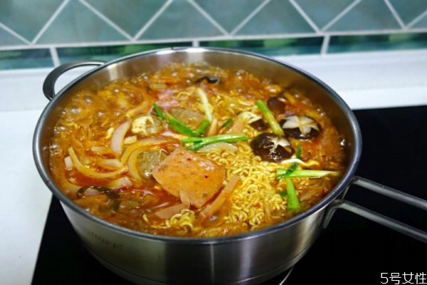 什么是部隊(duì)火鍋 部隊(duì)火鍋是什么 什么是部隊(duì)火鍋 部隊(duì)火鍋是什么