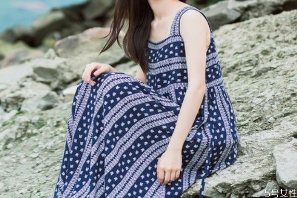 碎花吊帶裙應(yīng)該怎么搭配 碎花吊帶裙的搭配方法 碎花吊帶裙應(yīng)該怎么搭配 碎花吊帶裙的搭配方法