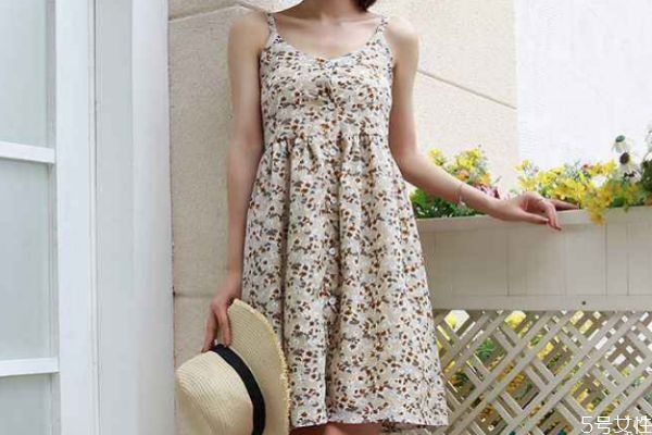 碎花吊帶裙應(yīng)該怎么搭配 碎花吊帶裙的搭配方法 碎花吊帶裙應(yīng)該怎么搭配 碎花吊帶裙的搭配方法