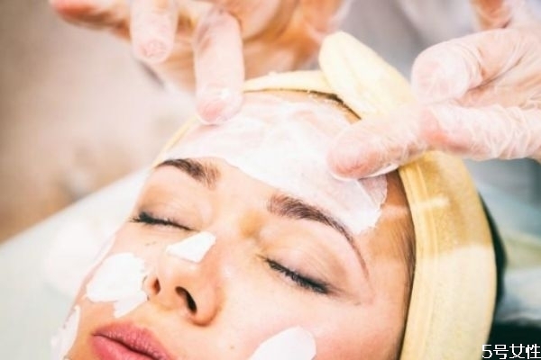 油性皮膚也會變干性皮膚嗎 油性皮膚變成干性皮膚怎么辦 油性皮膚也會變干性皮膚嗎 油性皮膚變成干性皮膚怎么辦