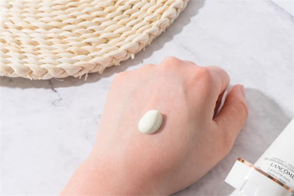 蘭蔻小白管防曬真假辨別 蘭蔻小白管防曬霜保質(zhì)期 蘭蔻小白管防曬真假辨別 蘭蔻小白管防曬霜保質(zhì)期