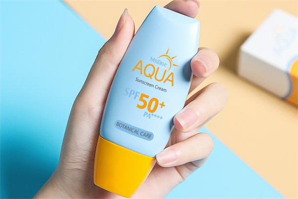 mistine小黃帽防曬霜需要卸妝嗎 mistine小黃帽防水嗎 mistine小黃帽防曬霜需要卸妝嗎 mistine小黃帽防水嗎