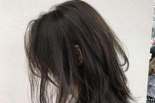 黑茶色和自然黑哪個好看 黑茶色和黑色的區(qū)別